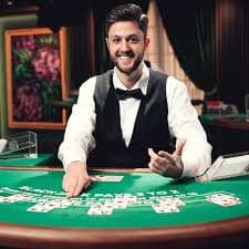 Studio Medusa II dengan meja blackjack dan dealer profesional
